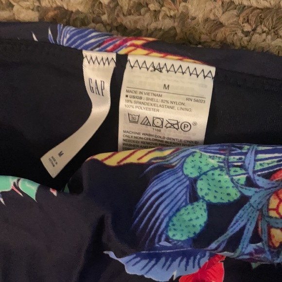 - NWT Gap black flowered bikini bottom size medium - Picture 3 of 5